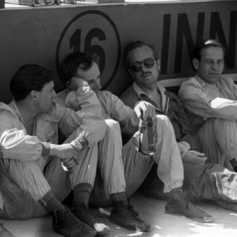 Débrif du team Lotus avec autour de Colin Chapman, Jim Clark, John Surtees et Innes Ireland